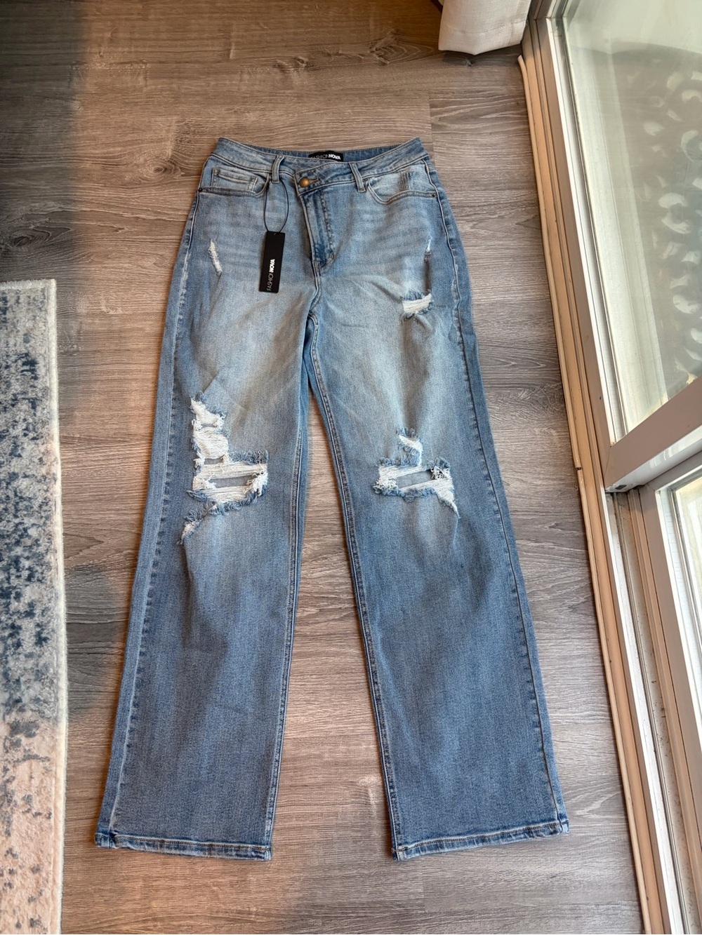 NWT Women’s Distressed Straight Leg Jeans